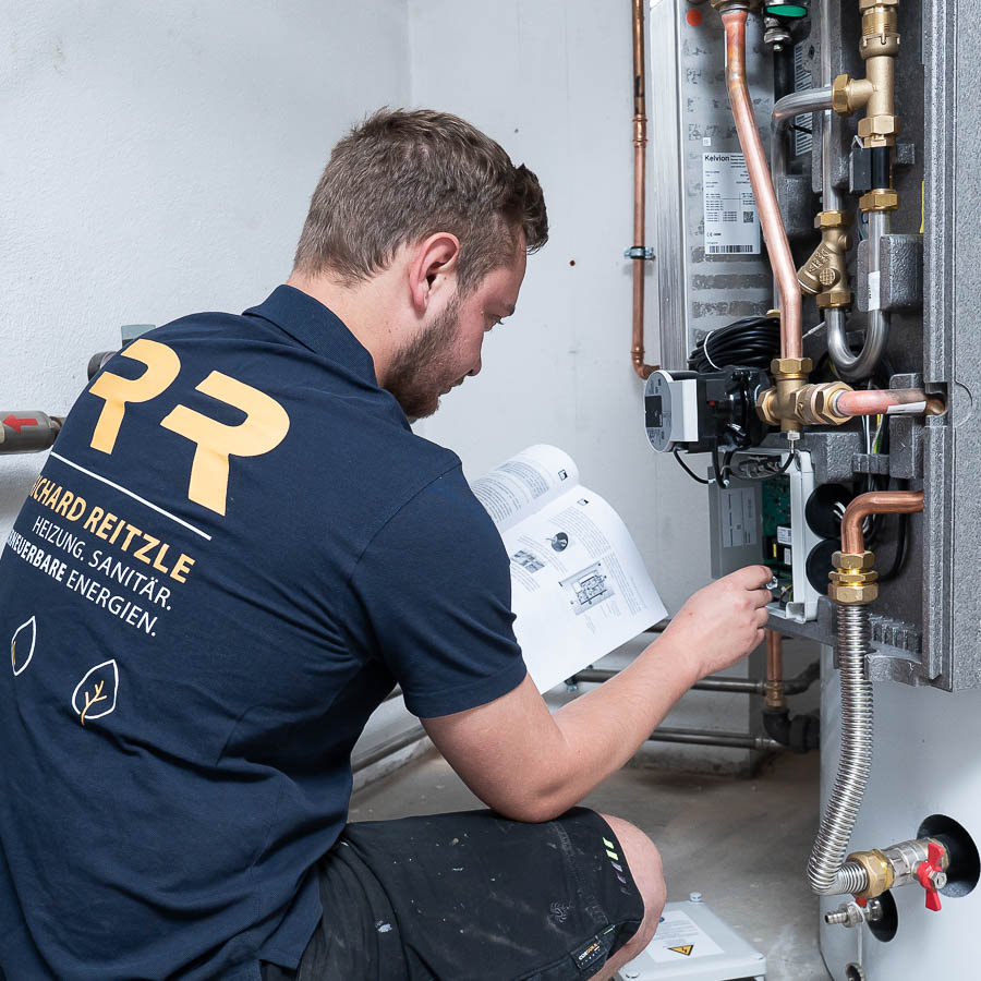 Auszubildender zum Anlagenmechaniker SHK bei der Montage – praxisnahe Ausbildung bei Richard Reitzle