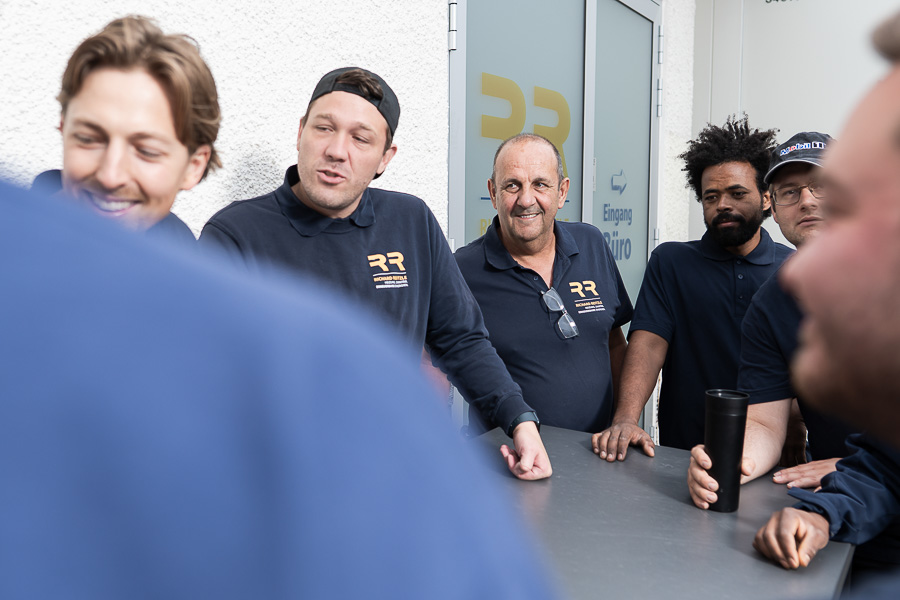 Lachendes Team von Richard Reitzle Heizung Sanitär beim Gespräch  