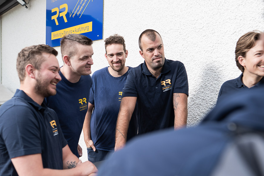 Team von Richard Reitzle Heizung Sanitär im Gespräch während einer Besprechung